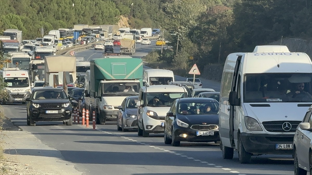 Arnavutköy'de, İstanbul Su ve Kanalizasyon İdaresi (İSKİ) tarafından başlatılan yol çalışması...