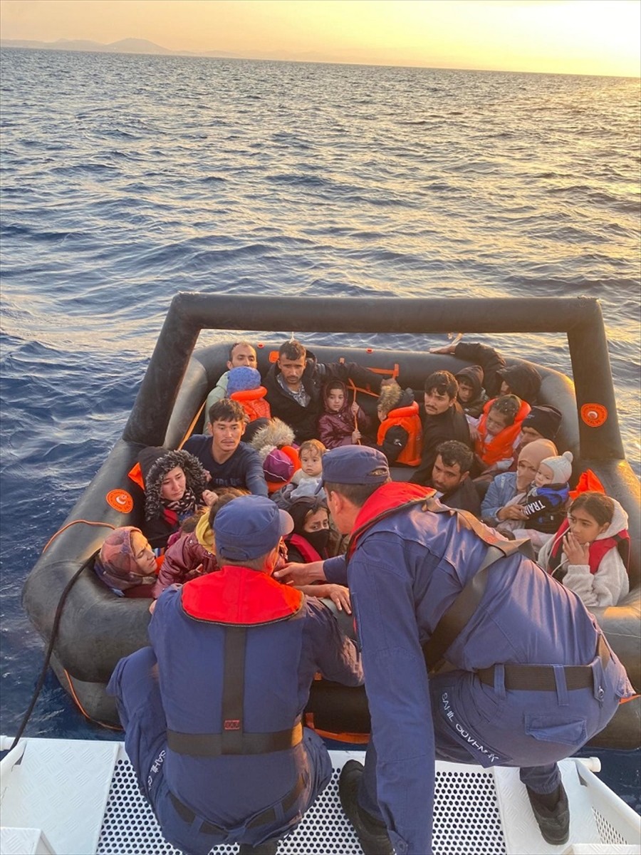 Balıkesir'in Ayvalık ilçesi açıklarında, Midilli Adası'na geçmeye çalışan 127 düzensiz göçmen...