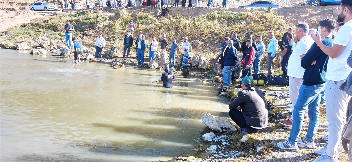 Bitlis'in Güroymak ilçesinde termal suyun oluşturduğu gölete giren baba ve oğlu boğuldu. Durumu...