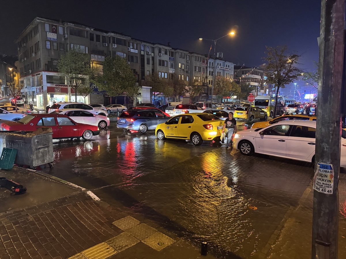 Bursa'da etkili olan sağanak hayatı olumsuz etkiledi. Bazı yerlere dolu yağdı.