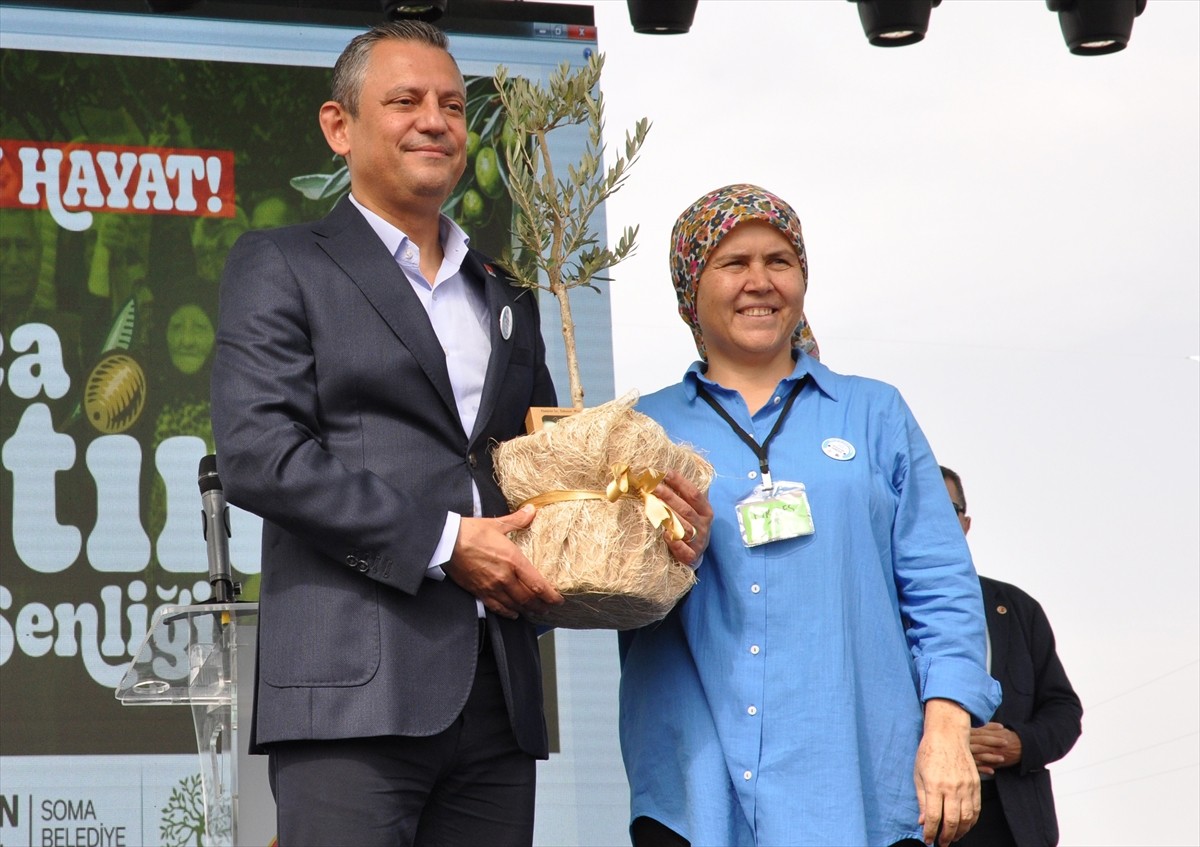 CHP Genel Başkanı Özgür Özel (sağ 2), Manisa'nın Soma ilçesinde zeytin şenliğine katıldı, zeytin...