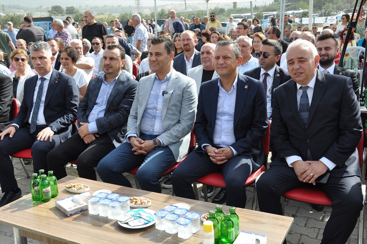 CHP Genel Başkanı Özgür Özel (sağ 2), Manisa'nın Soma ilçesinde zeytin şenliğine katıldı, zeytin...