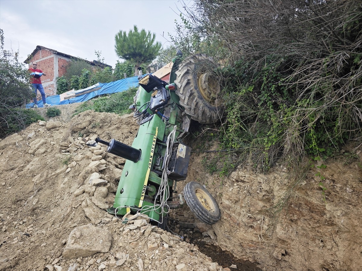 <div>Samsun'un Yakakent ilçesinde şarampole düşen traktörün sürücüsü ağır...