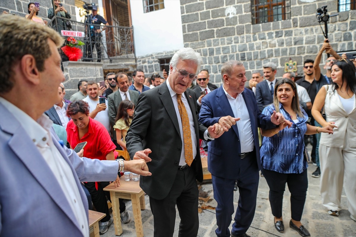 Diyarbakır Kültür Yolu Festivali kapsamında sanat yaşamında 50 yılı geride bırakan sanatçı Bedri...