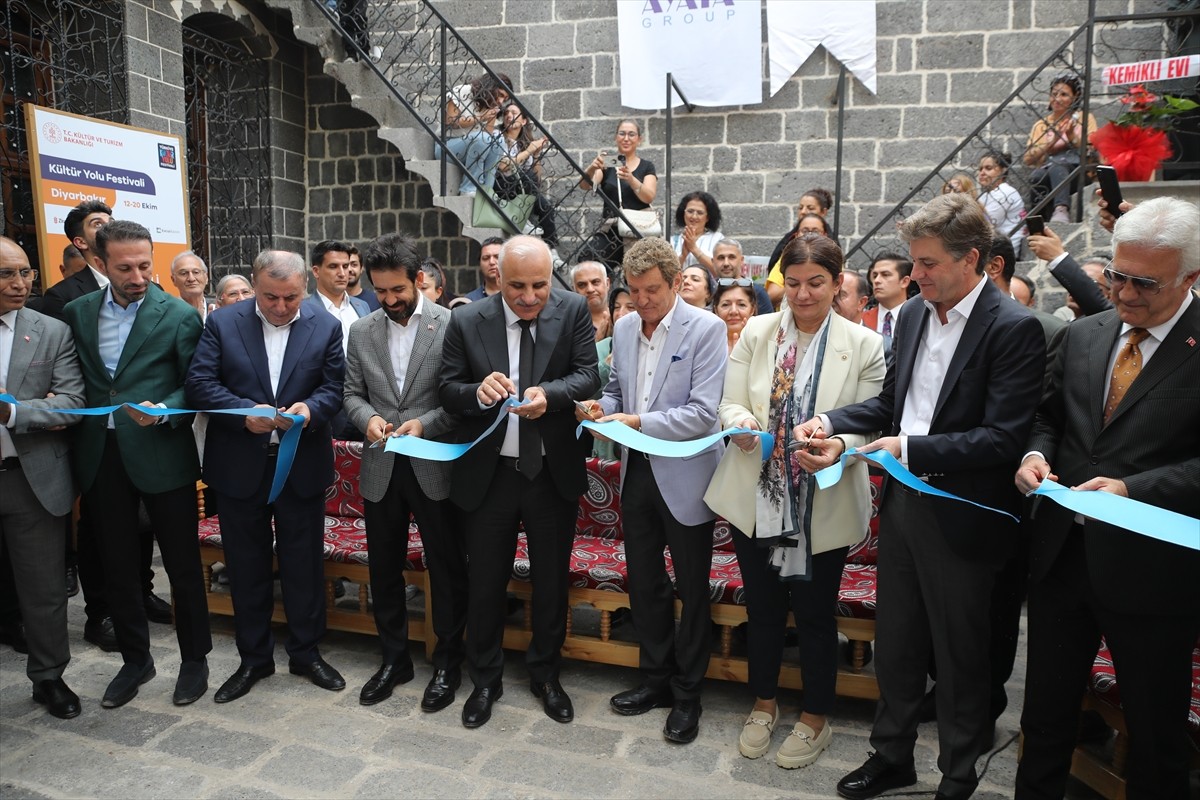 Diyarbakır Kültür Yolu Festivali kapsamında sanat yaşamında 50 yılı geride bırakan sanatçı Bedri...