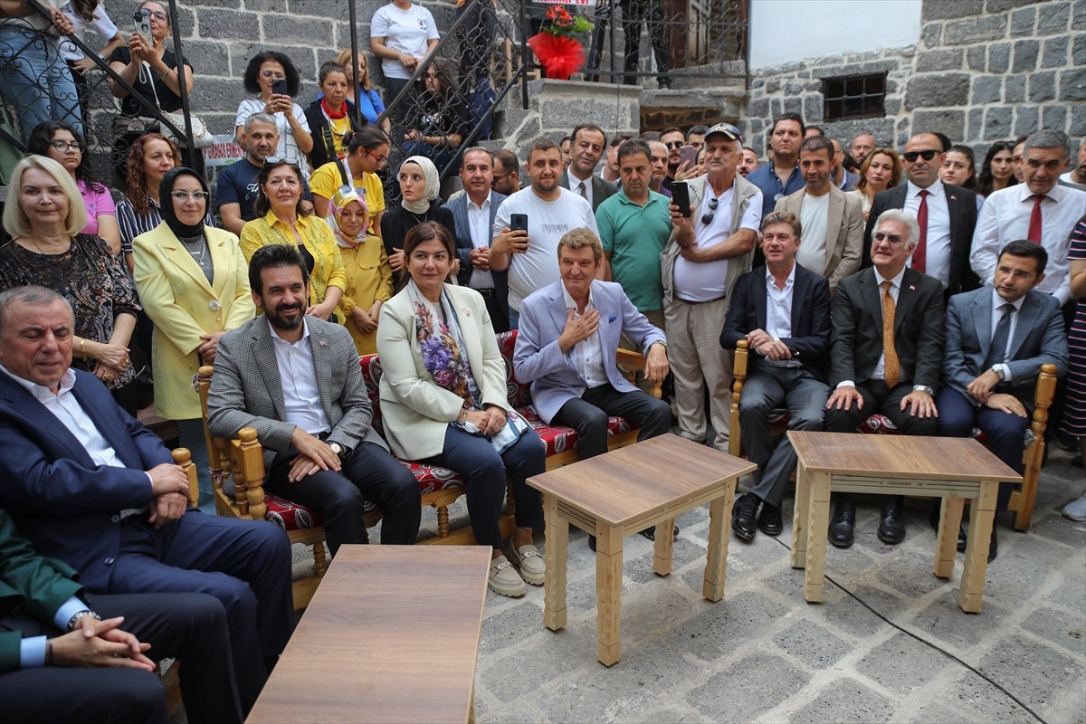 Diyarbakır Kültür Yolu Festivali kapsamında sanat yaşamında 50 yılı geride bırakan sanatçı Bedri...