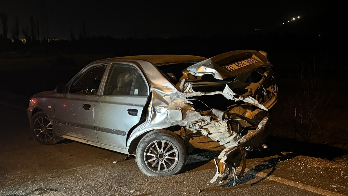 Diyarbakır'ın Hani ilçesinde 4 aracın karıştığı trafik kazasında 3 kişi öldü, 3 kişi...