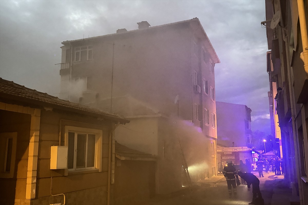 Edirne'de ailesiyle yaşadığı evi ateşe veren kişi polise teslim oldu. İtfaiye ekiplerince...