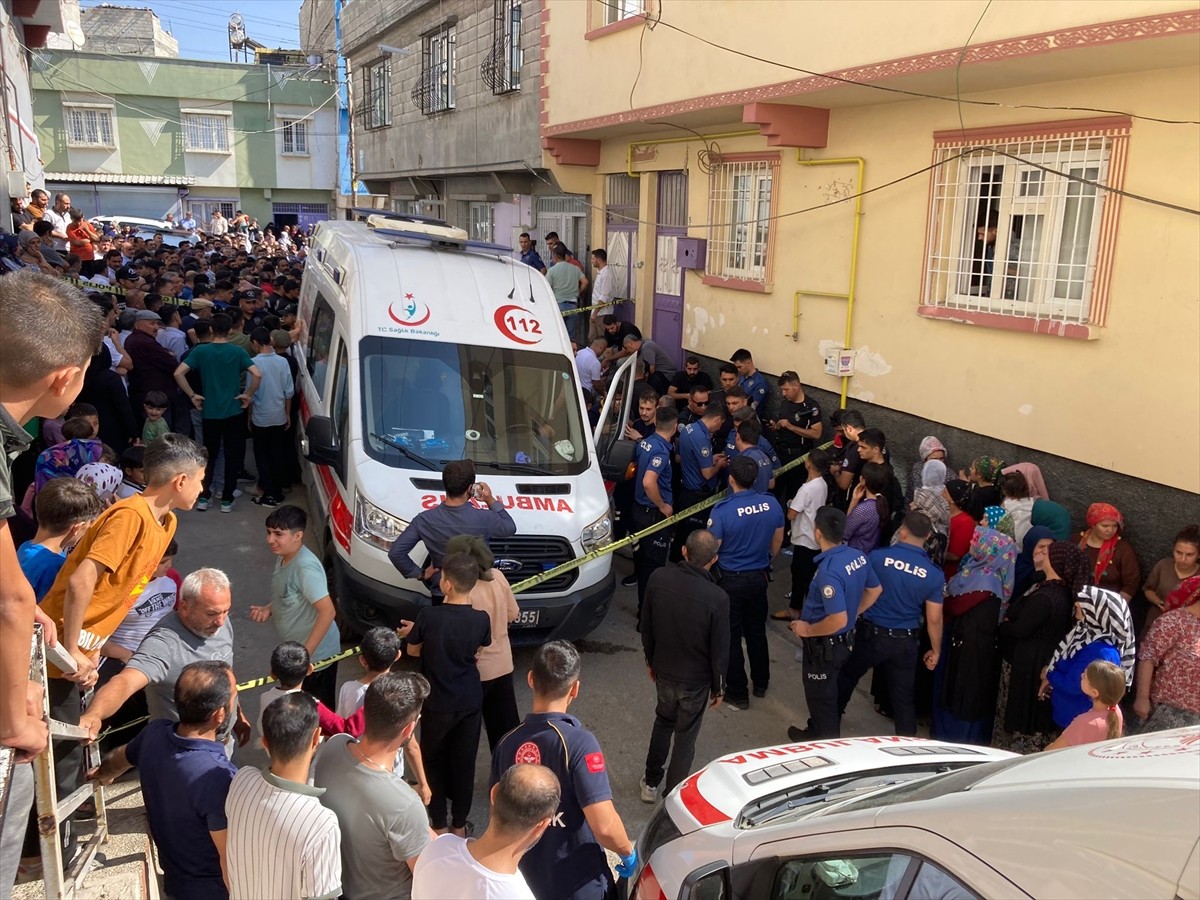 Gaziantep'te bir baba, eşini ve 4 çocuğunu öldürdükten sonra intihar etti. Olay yerine çok sayıda...