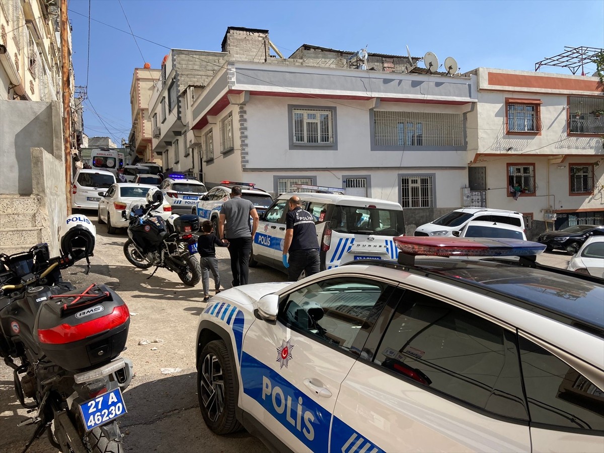 Gaziantep'te bir baba, eşini ve 4 çocuğunu öldürdükten sonra intihar etti. Olay yerine çok sayıda...