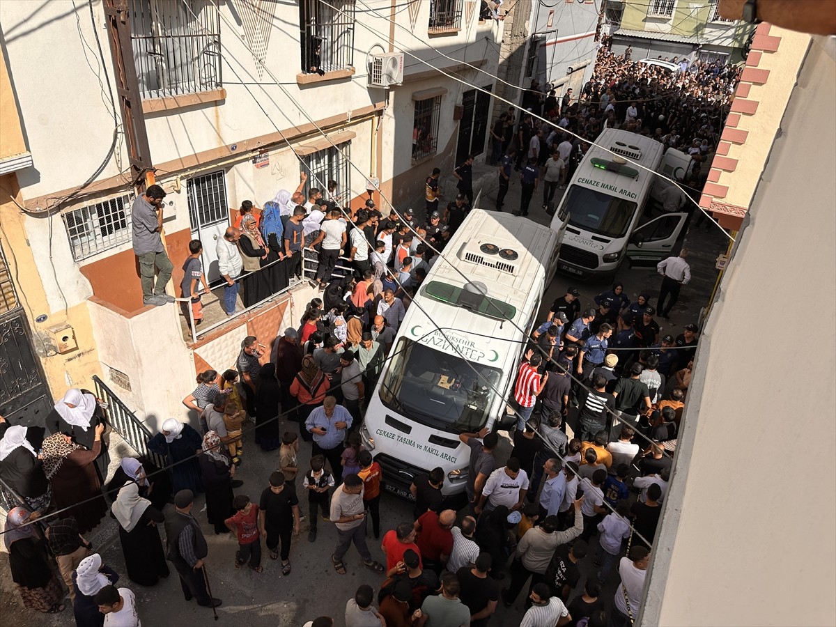 Gaziantep'te bir baba, eşini ve 4 çocuğunu öldürdükten sonra intihar etti. Olay yerine çok sayıda...