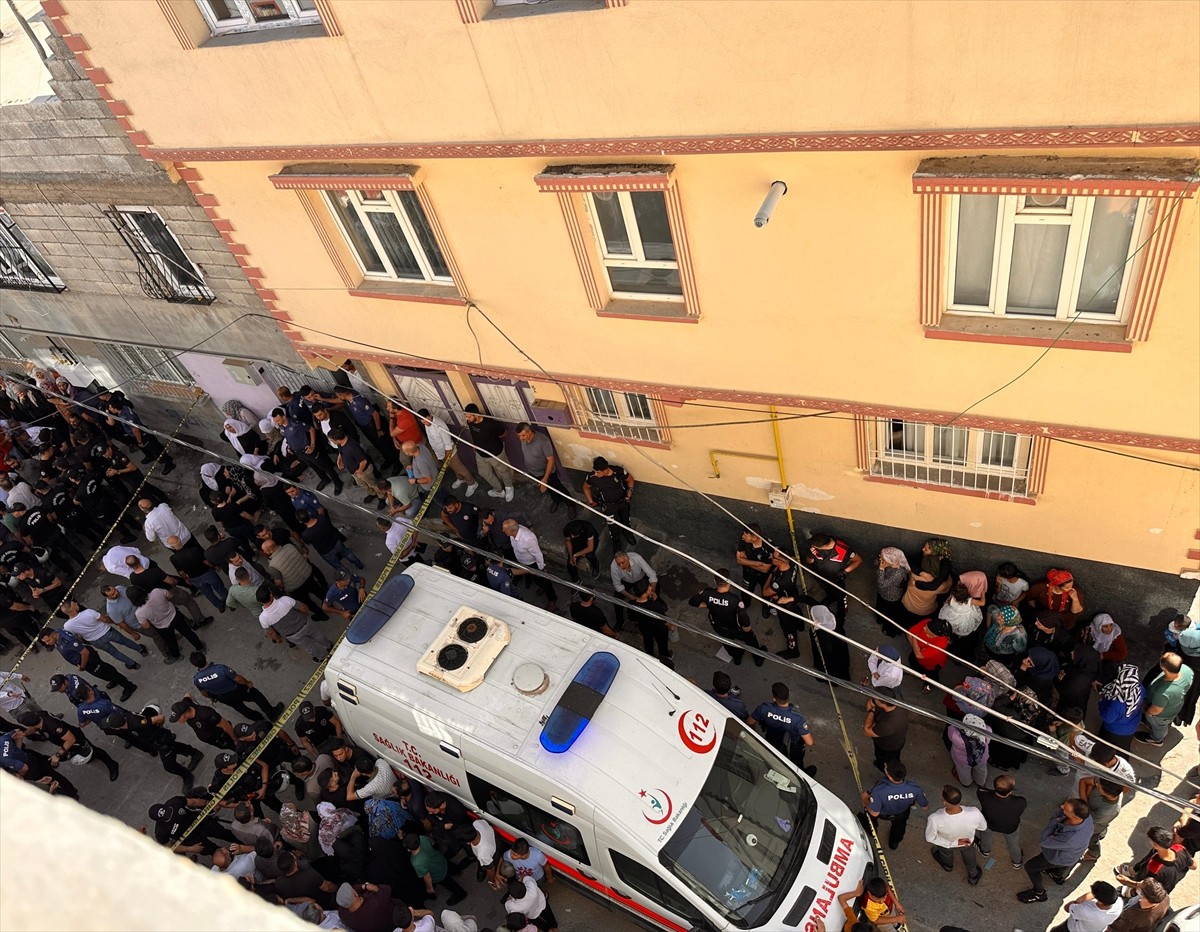 Gaziantep'te bir baba, eşini ve 4 çocuğunu öldürdükten sonra intihar etti. Olay yerine çok sayıda...