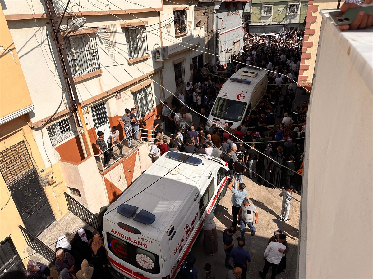 Gaziantep'te bir baba, eşini ve 4 çocuğunu öldürdükten sonra intihar etti. Olay yerine çok sayıda...