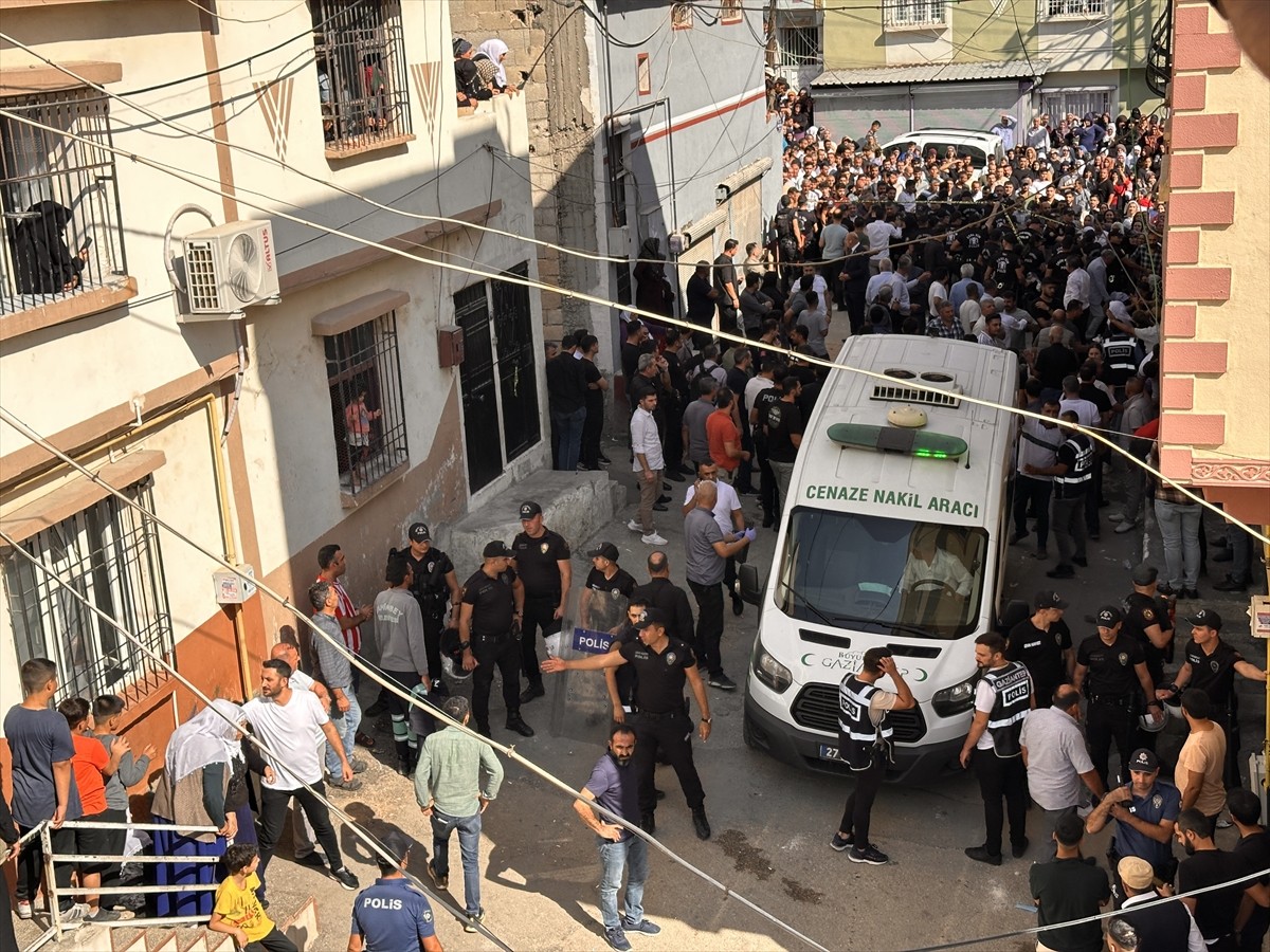 Gaziantep'te bir baba, eşini ve 4 çocuğunu öldürdükten sonra intihar etti. Olay yerine çok sayıda...