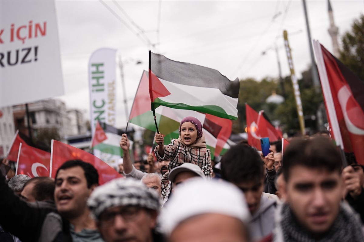 İHH İnsani Yardım Vakfı ile çeşitli sivil toplum kuruluşları, İsrail'in Gazze’deki işgaline ve...