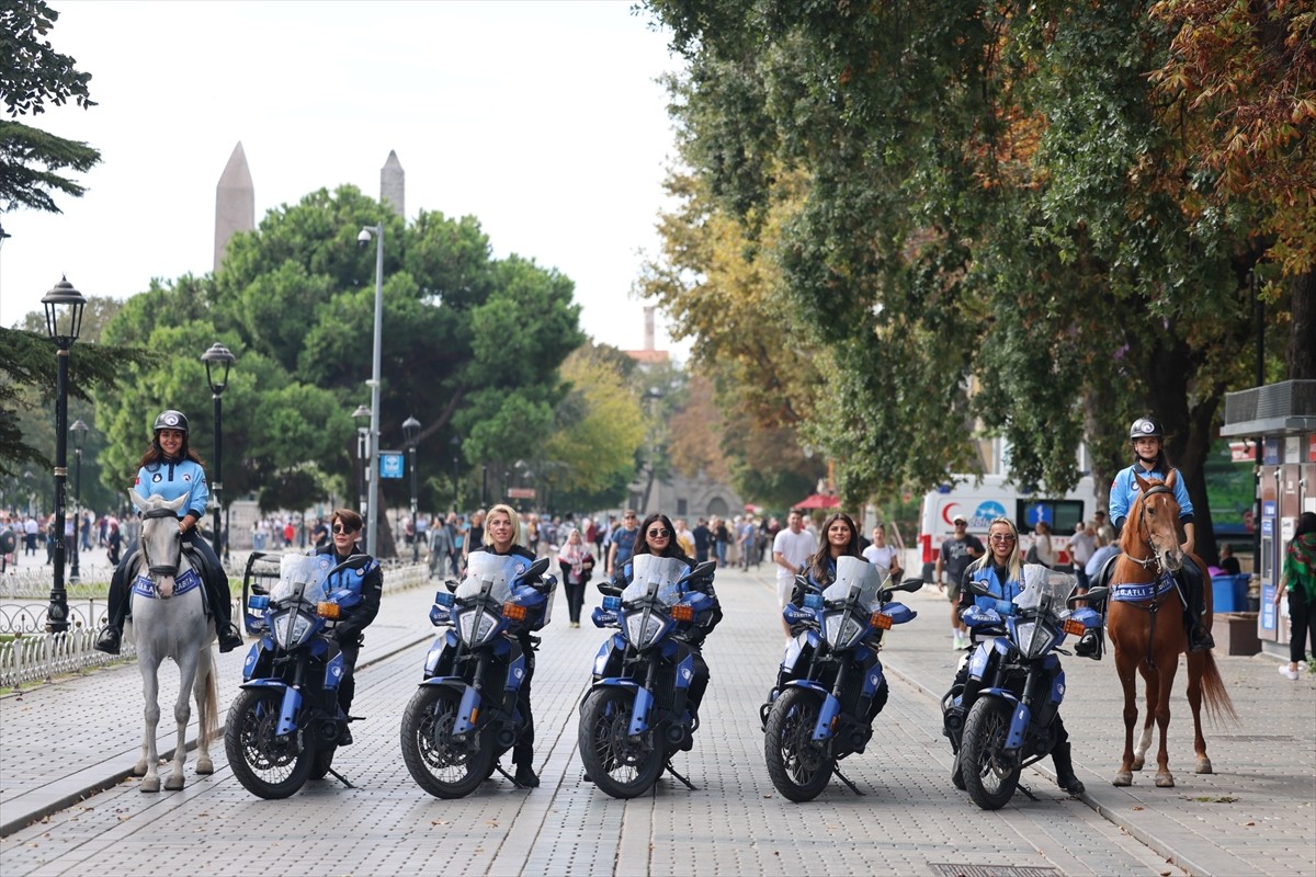  İstanbul'da görev yapan motosikletli kadın zabıta ekipleri seyyar satıcı ve dilencilere müdahale...