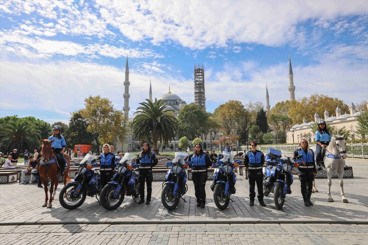  İstanbul'da görev yapan motosikletli kadın zabıta ekipleri seyyar satıcı ve dilencilere müdahale...