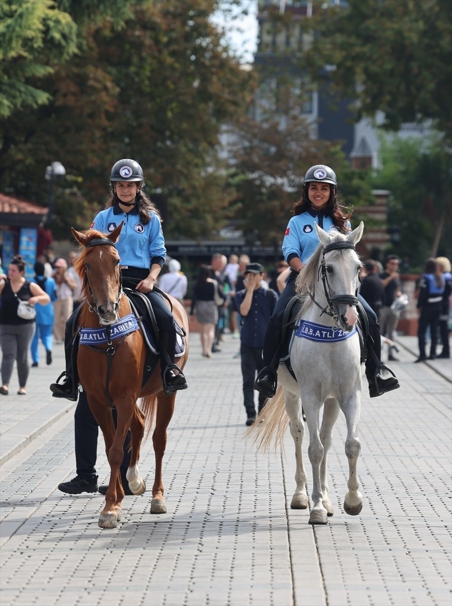  İstanbul'da görev yapan motosikletli kadın zabıta ekipleri seyyar satıcı ve dilencilere müdahale...