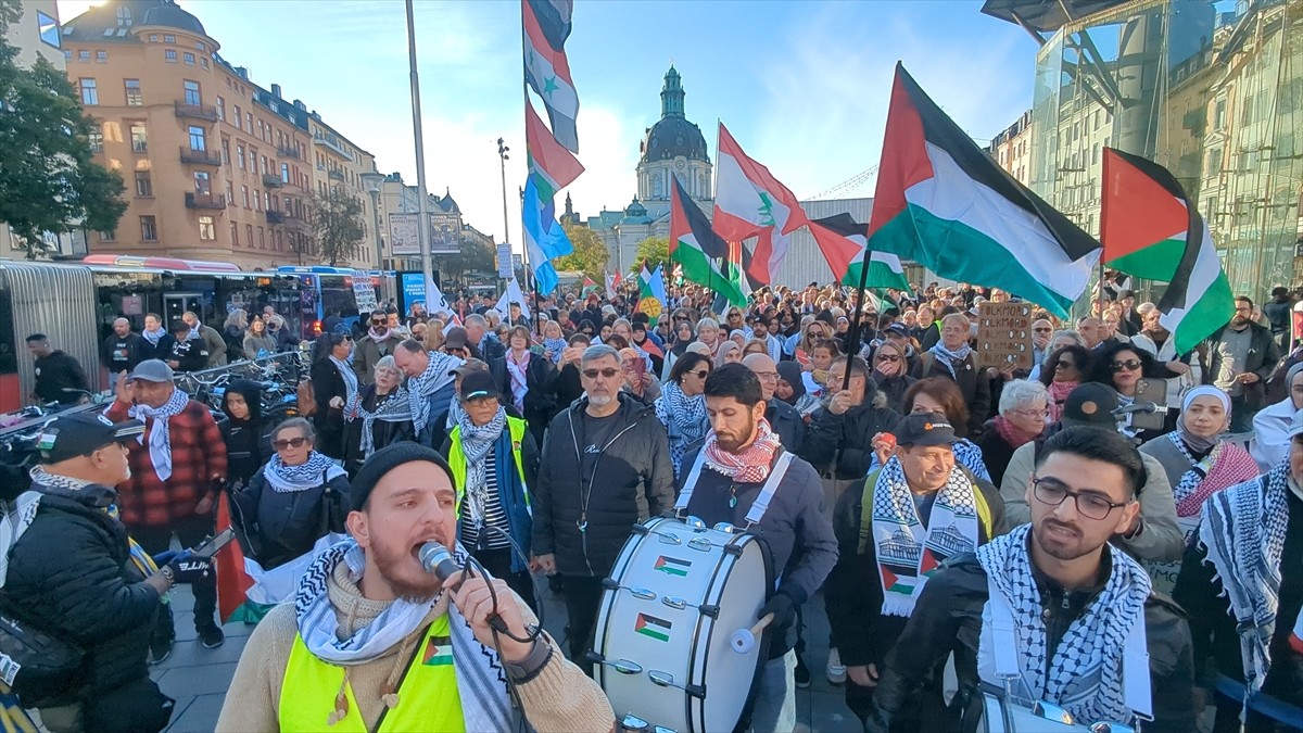 İsveç'in başkenti Stockholm'de yüzlerce kişi, İsrail'in Gazze ve Lübnan'a yönelik saldırılarını...