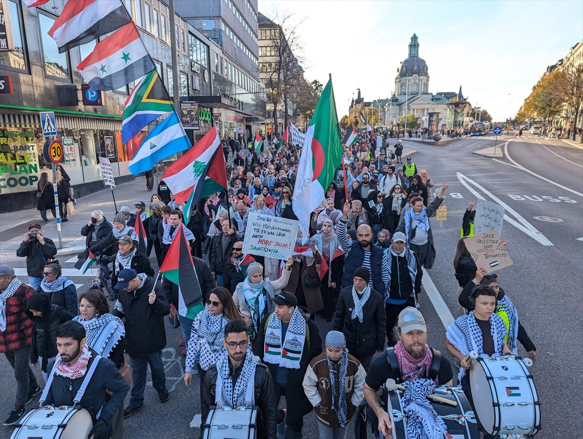 İsveç'in başkenti Stockholm'de yüzlerce kişi, İsrail'in Gazze ve Lübnan'a yönelik saldırılarını...