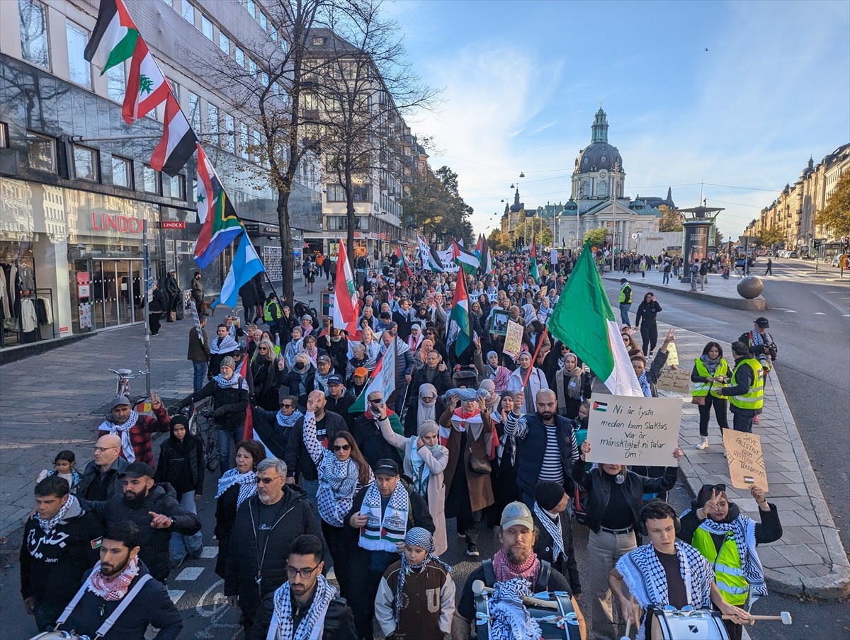 İsveç'in başkenti Stockholm'de yüzlerce kişi, İsrail'in Gazze ve Lübnan'a yönelik saldırılarını...