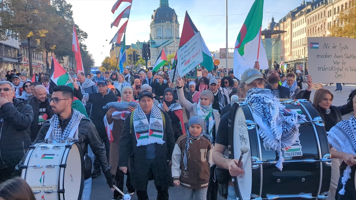 İsveç'in başkenti Stockholm'de yüzlerce kişi, İsrail'in Gazze ve Lübnan'a yönelik saldırılarını...