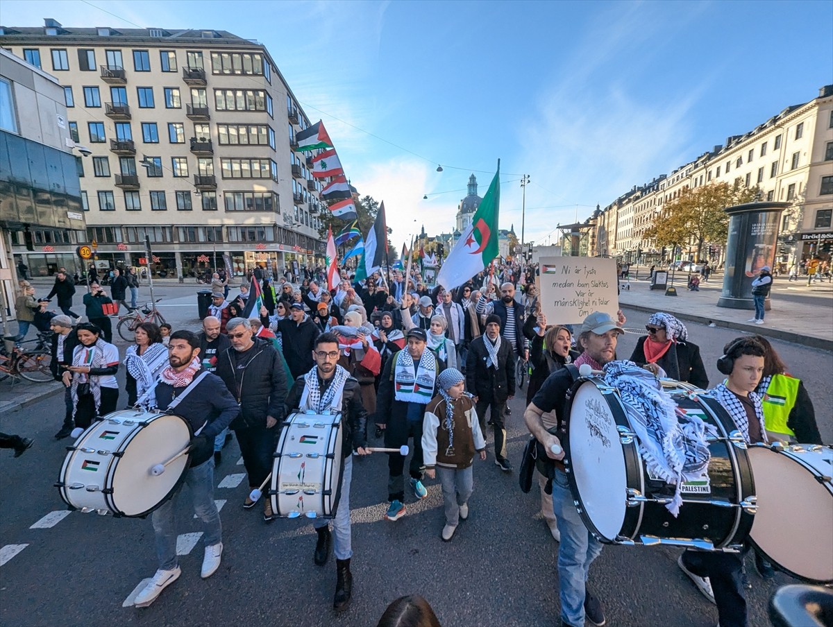 İsveç'in başkenti Stockholm'de yüzlerce kişi, İsrail'in Gazze ve Lübnan'a yönelik saldırılarını...