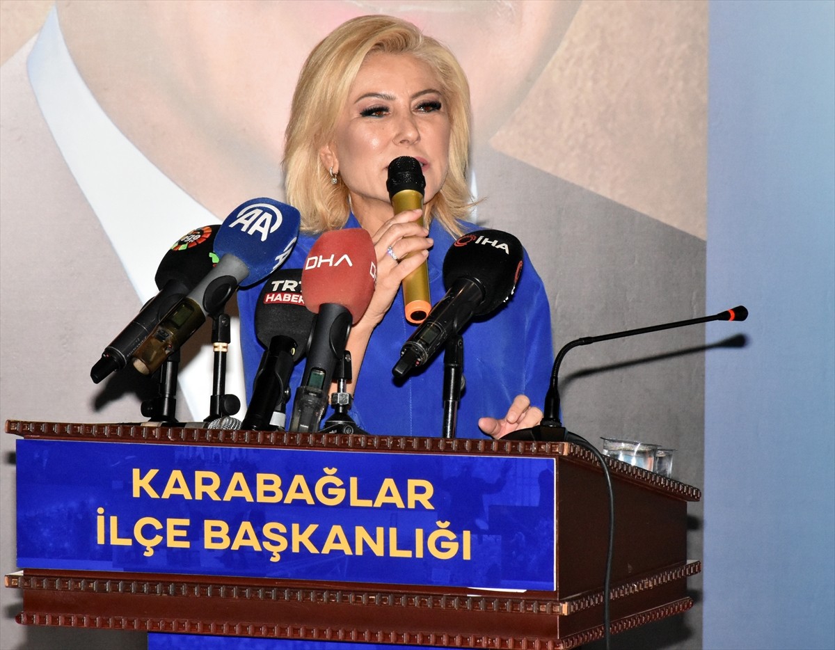 İzmir'de AK Parti Karabağlar 6. Olağan İlçe Kongresi, Karabağlar Halk Eğitim Merkezi'nde...