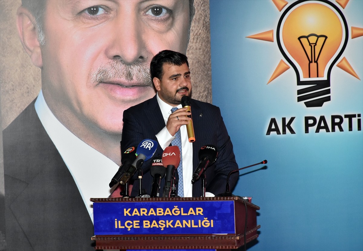 İzmir'de AK Parti Karabağlar 6. Olağan İlçe Kongresi, Karabağlar Halk Eğitim Merkezi'nde...