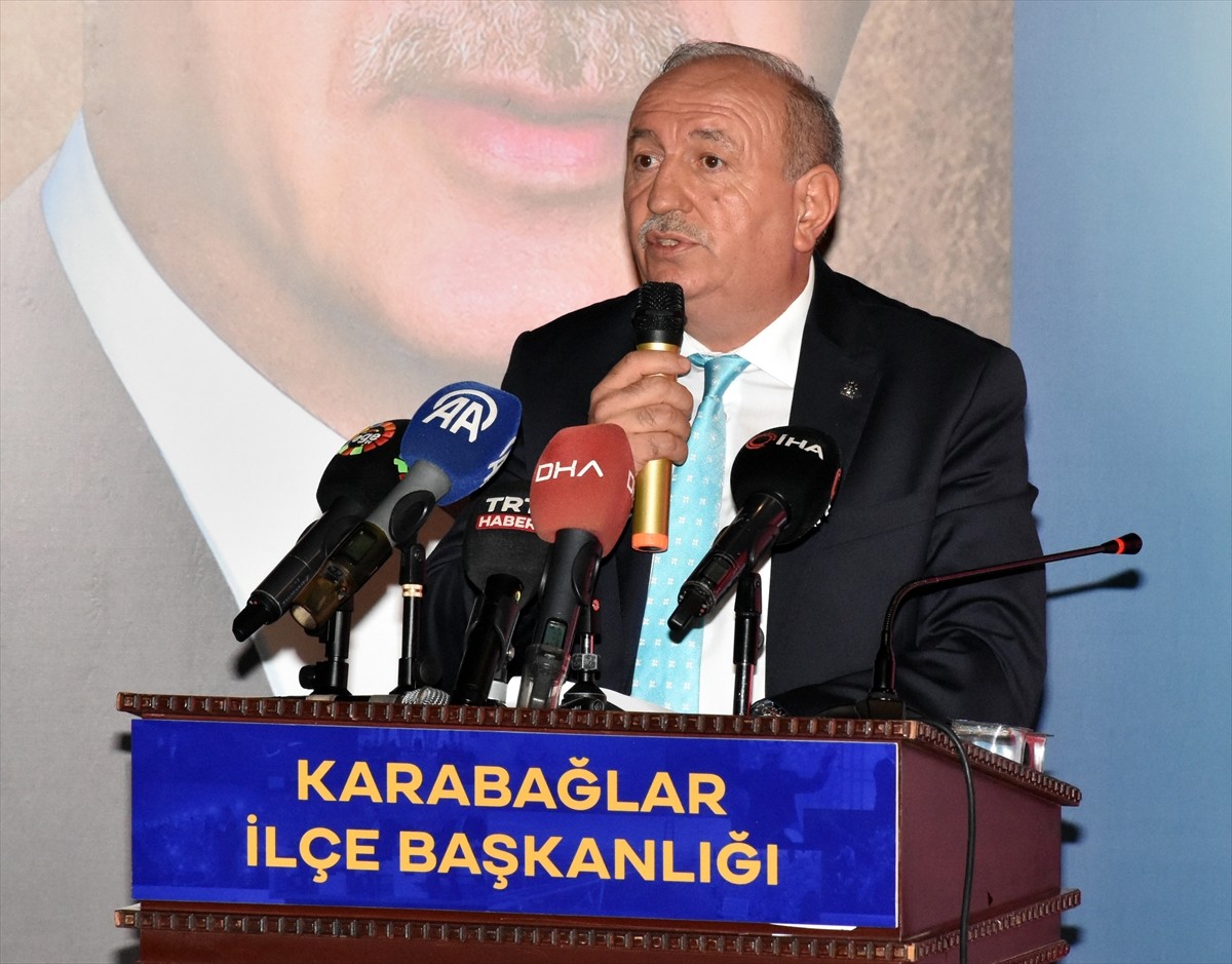 İzmir'de AK Parti Karabağlar 6. Olağan İlçe Kongresi, Karabağlar Halk Eğitim Merkezi'nde...