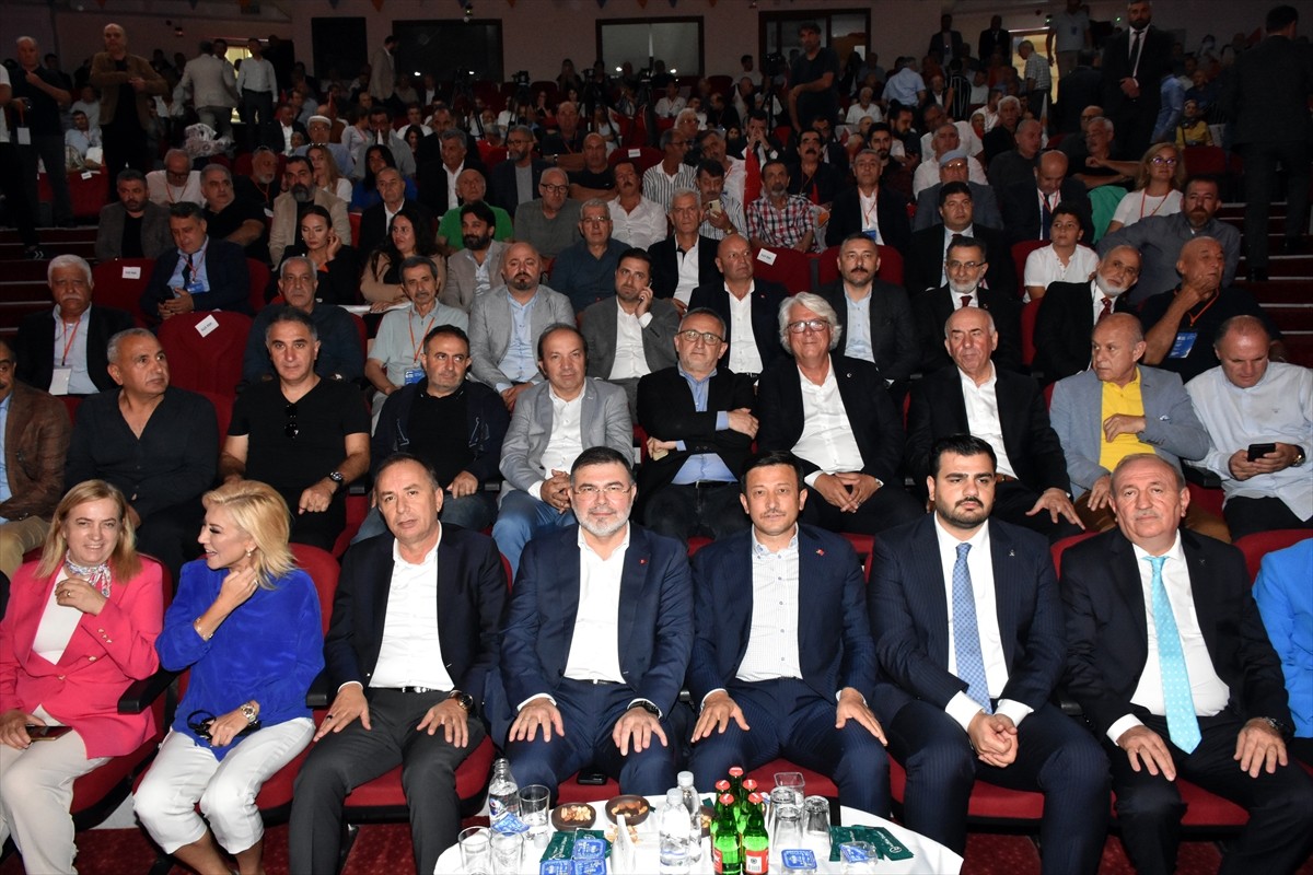 İzmir'de AK Parti Karabağlar 6. Olağan İlçe Kongresi, Karabağlar Halk Eğitim Merkezi'nde...