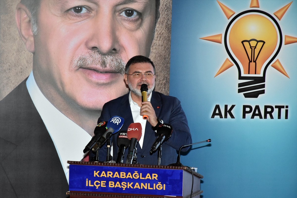 İzmir'de AK Parti Karabağlar 6. Olağan İlçe Kongresi, Karabağlar Halk Eğitim Merkezi'nde...