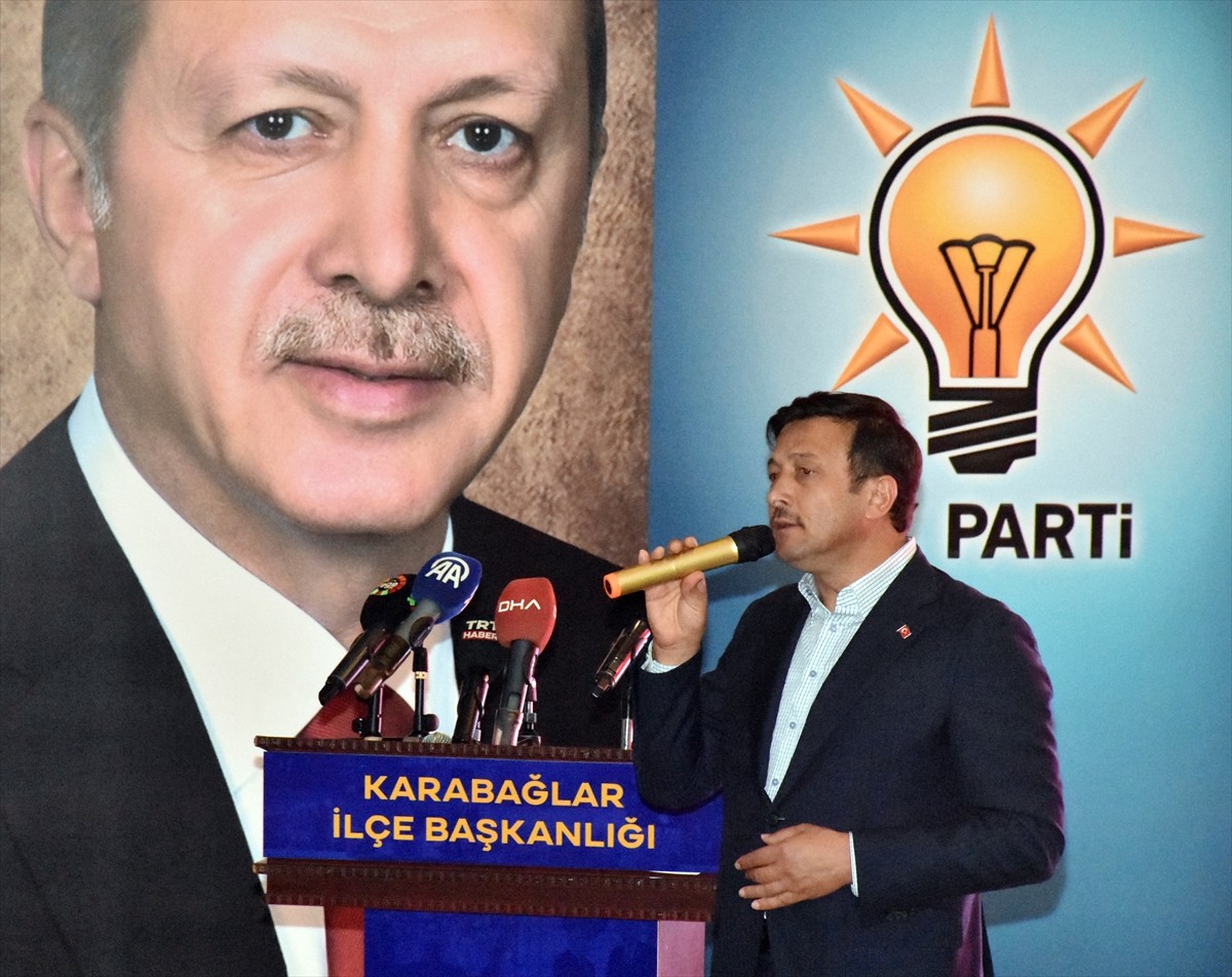 İzmir'de AK Parti Karabağlar 6. Olağan İlçe Kongresi, Karabağlar Halk Eğitim Merkezi'nde...