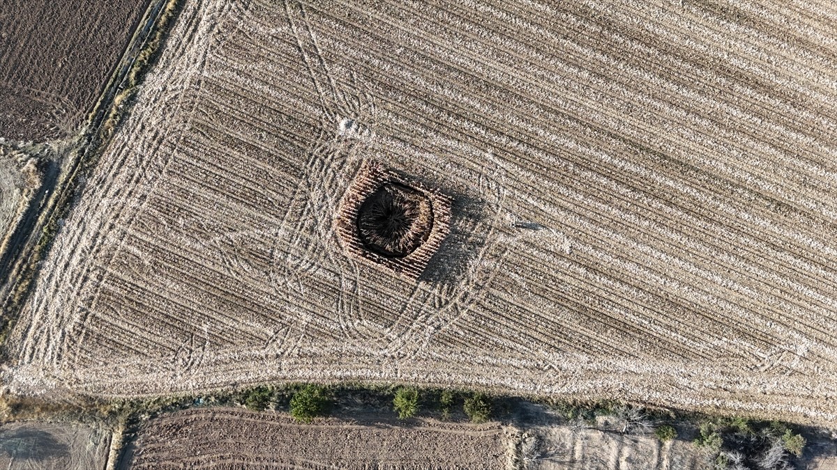 Karaman'ın Ayrancı ilçesinde 14,5 metre çapında, derinliği 8 metreyi bulan obruk meydana...