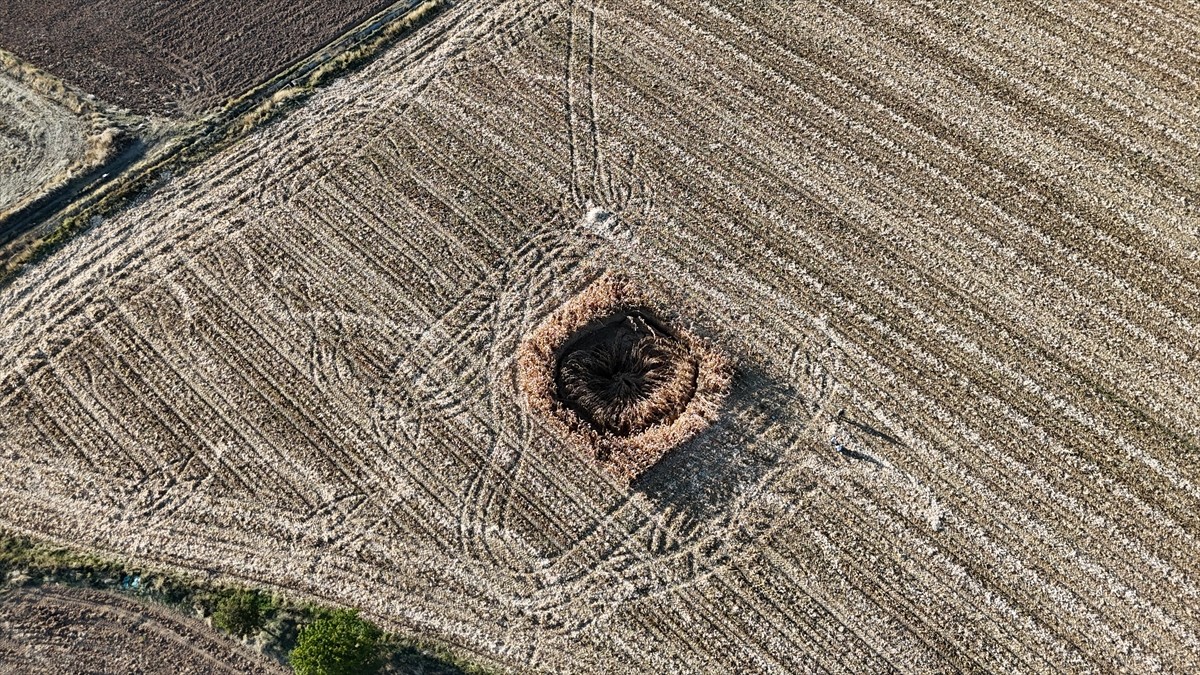 Karaman'ın Ayrancı ilçesinde 14,5 metre çapında, derinliği 8 metreyi bulan obruk meydana...