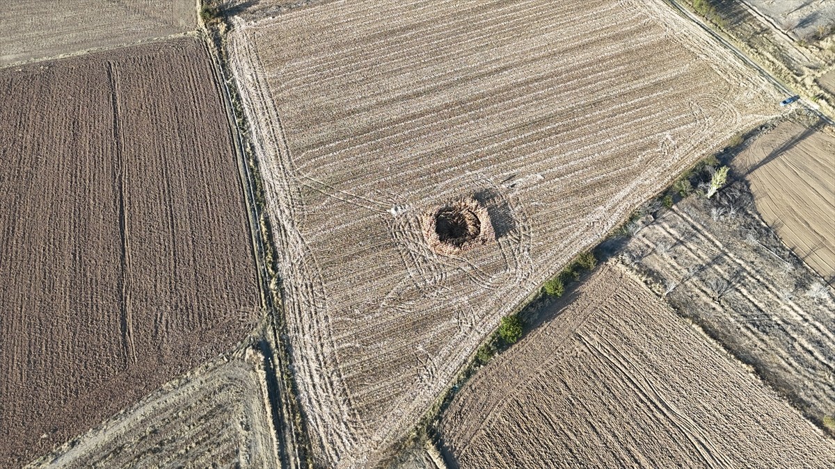 Karaman'ın Ayrancı ilçesinde 14,5 metre çapında, derinliği 8 metreyi bulan obruk meydana...