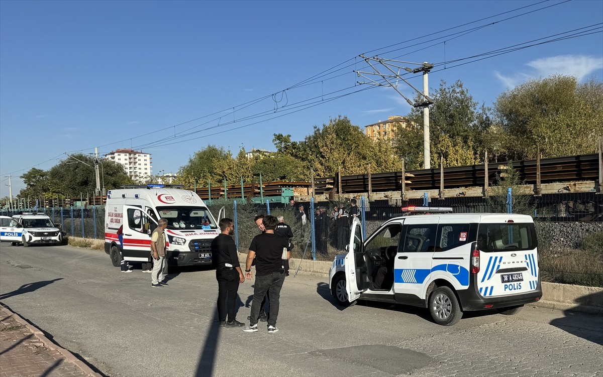 Kayseri'nin Kocasinan ilçesinde yük treninin çarptığı kişi yaşamını yitirdi. Makinistin ihbarı...