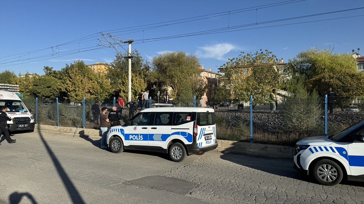 Kayseri'nin Kocasinan ilçesinde yük treninin çarptığı kişi yaşamını yitirdi. Makinistin ihbarı...