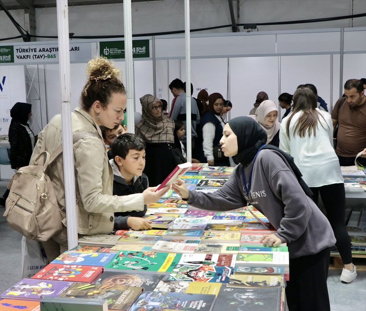 Kocaeli Büyükşehir Belediyesince bu yıl "Savaşın ve Acının Edebiyatı" temasıyla düzenlenen 14....