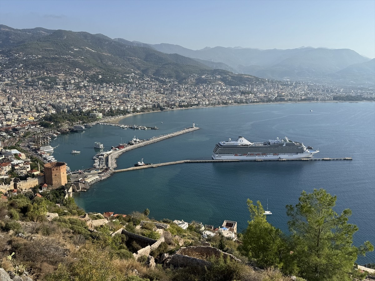 Marshall Adaları bayraklı "Riviera" adlı kruvaziyer Antalya'nın Alanya ilçesine geldi. Gemide...