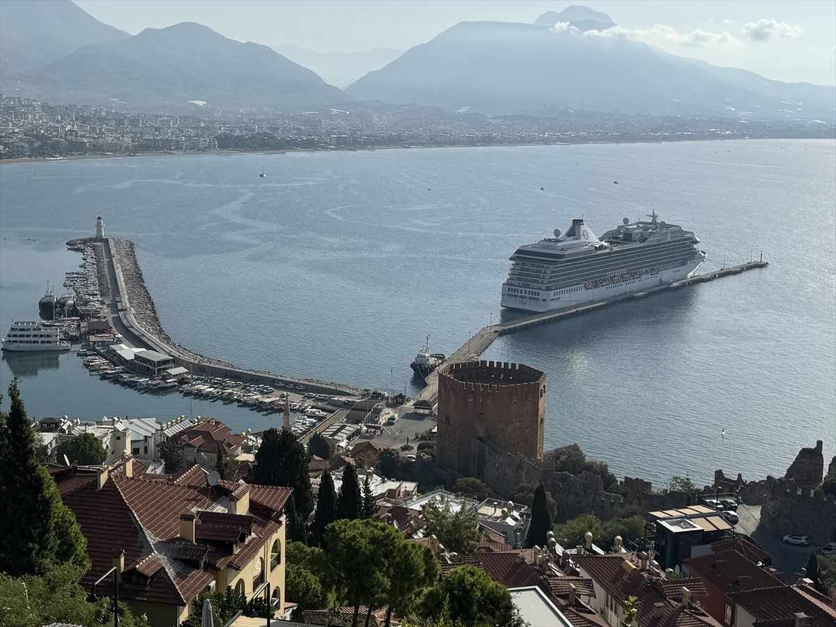 Marshall Adaları bayraklı "Riviera" adlı kruvaziyer Antalya'nın Alanya ilçesine geldi. Gemide...