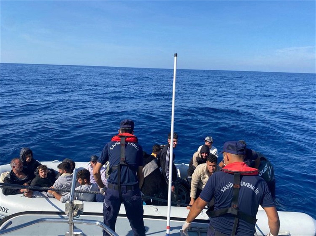 Muğla'nın Fethiye ilçesi açıklarında sürüklenen lastik bottaki 18 düzensiz göçmen...