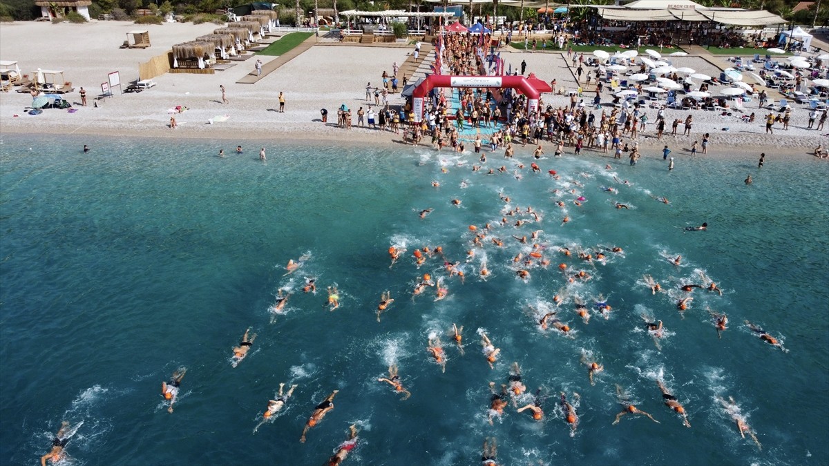 Muğla'nın Fethiye ilçesinde 5. Uluslararası Fethiye Spor Festivali kapsamında açık su yüzme...