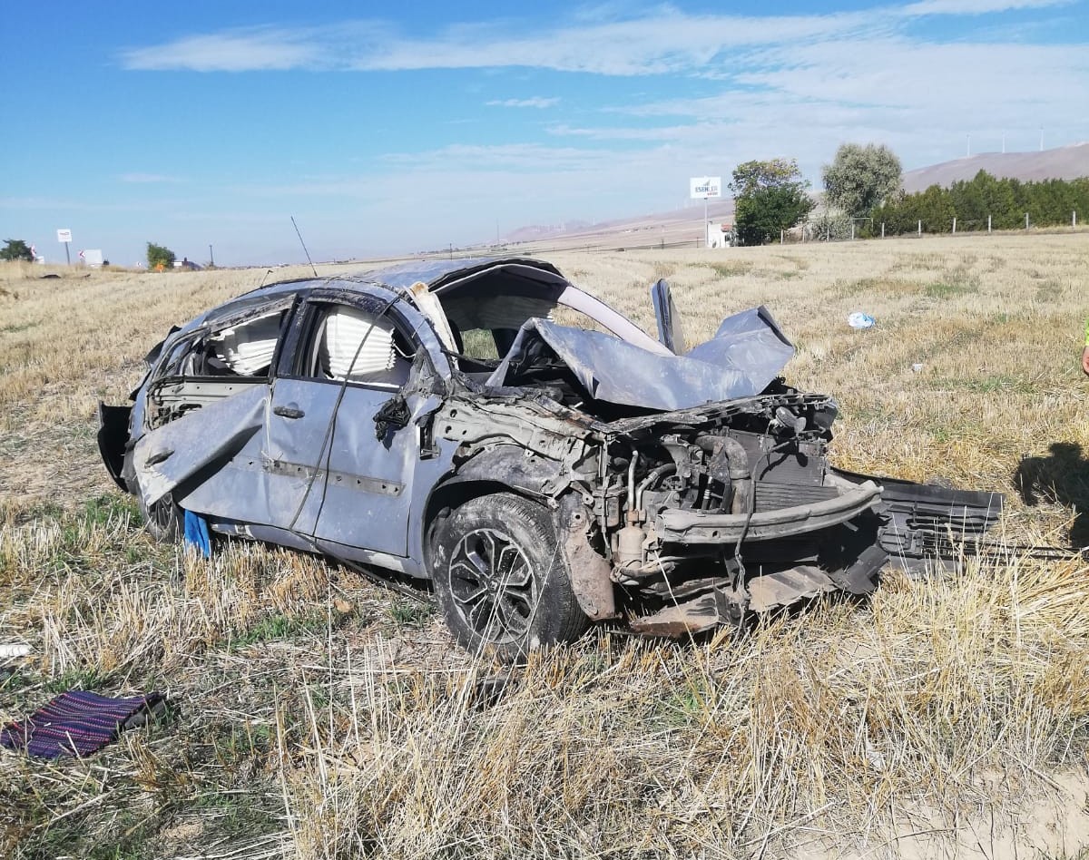 Nevşehir'de otomobilin devrilmesi sonucu 2 kişi öldü, bir kişi yaralandı.