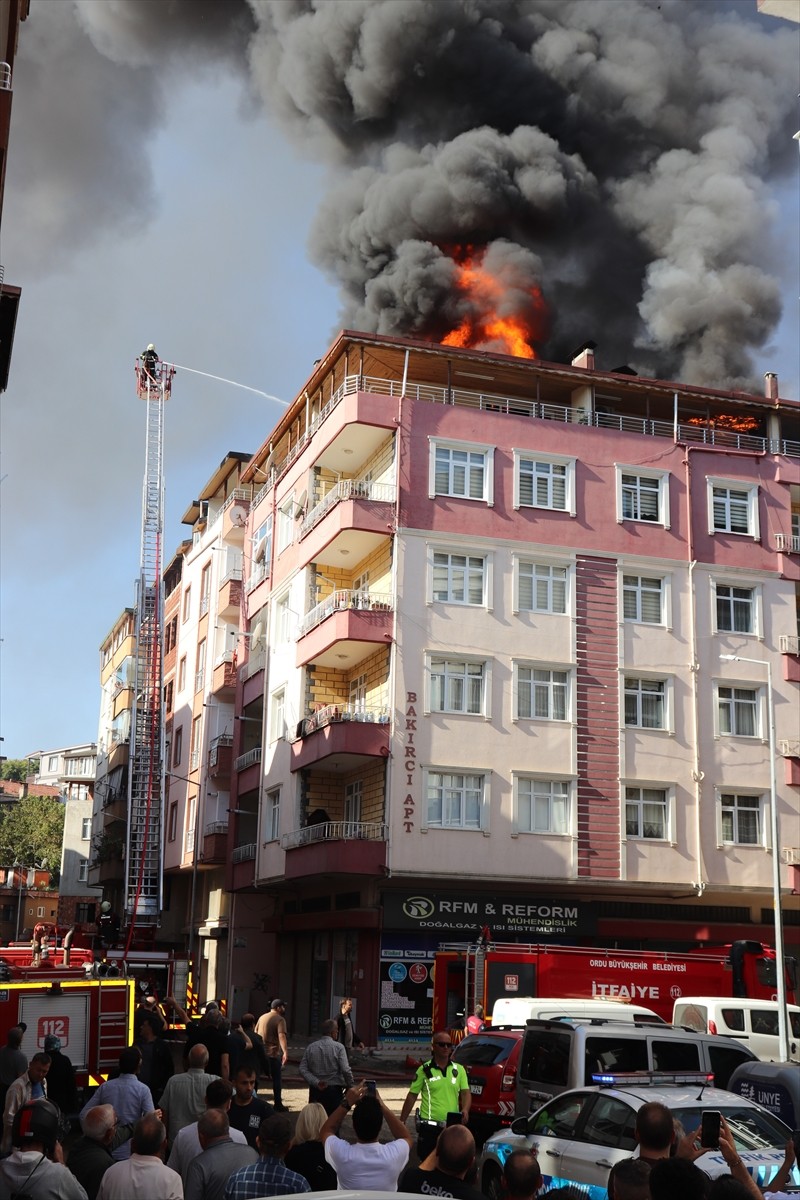 Ordu'nun Ünye ilçesinde çatı tamir edilirken çıkan yangında 2 daire kullanılamaz hale geldi....