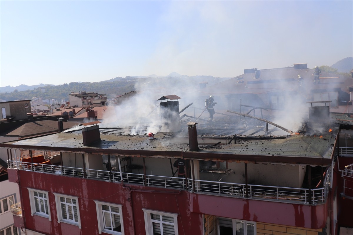 Ordu'nun Ünye ilçesinde çatı tamir edilirken çıkan yangında 2 daire kullanılamaz hale geldi....