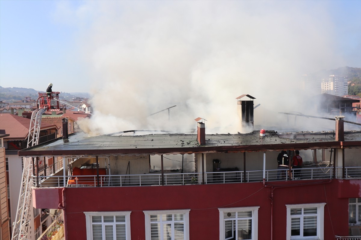 Ordu'nun Ünye ilçesinde çatı tamir edilirken çıkan yangında 2 daire kullanılamaz hale geldi....