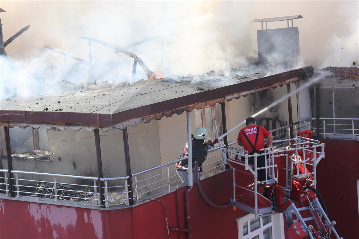 Ordu'nun Ünye ilçesinde çatı tamir edilirken çıkan yangında 2 daire kullanılamaz hale geldi....