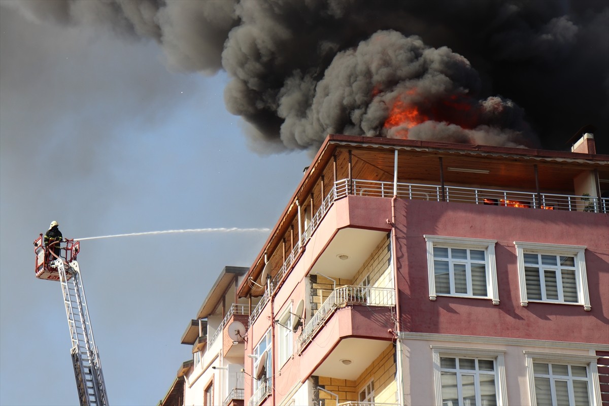 Ordu'nun Ünye ilçesinde çatı tamir edilirken çıkan yangında 2 daire kullanılamaz hale geldi....