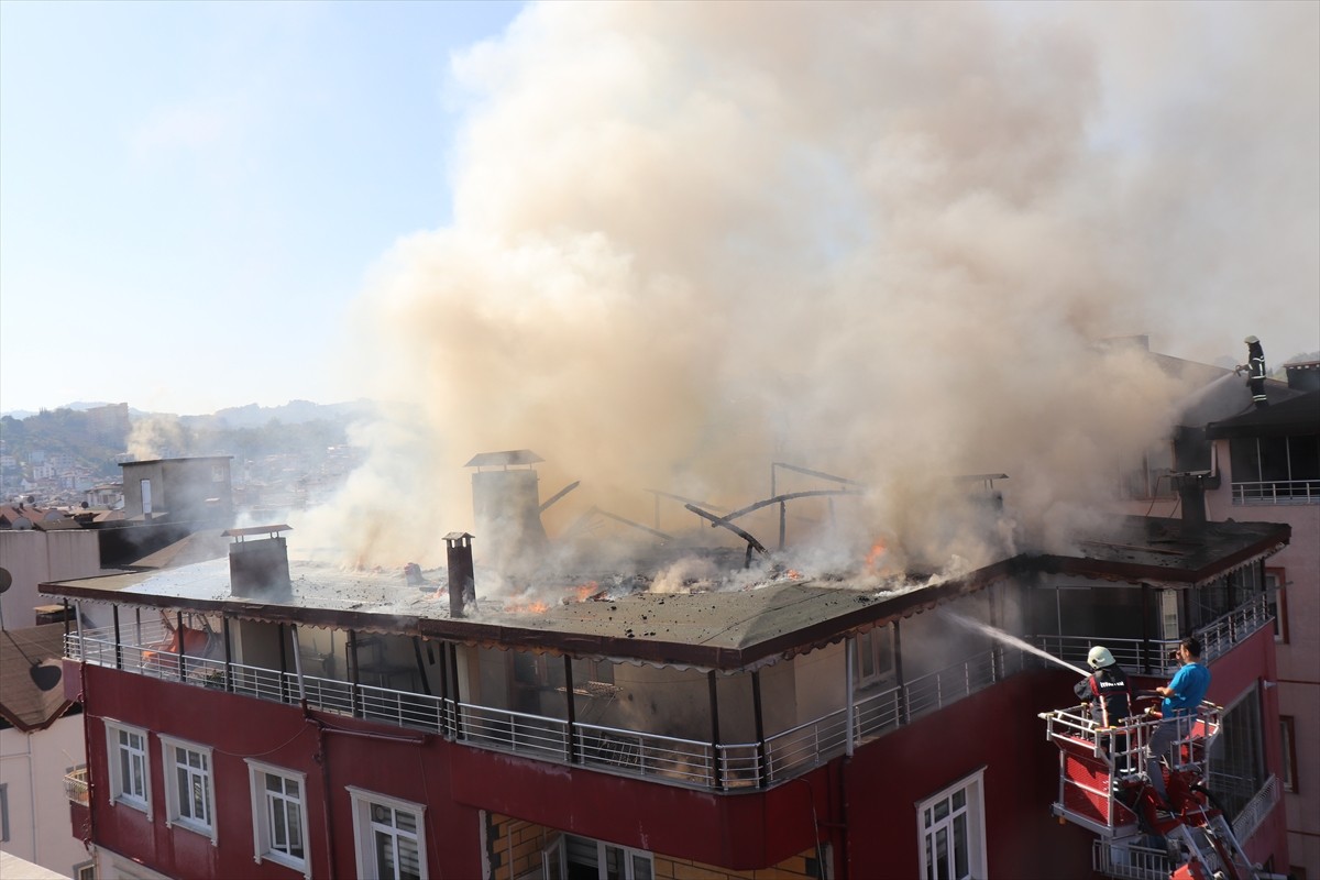 Ordu'nun Ünye ilçesinde çatı tamir edilirken çıkan yangında 2 daire kullanılamaz hale geldi....